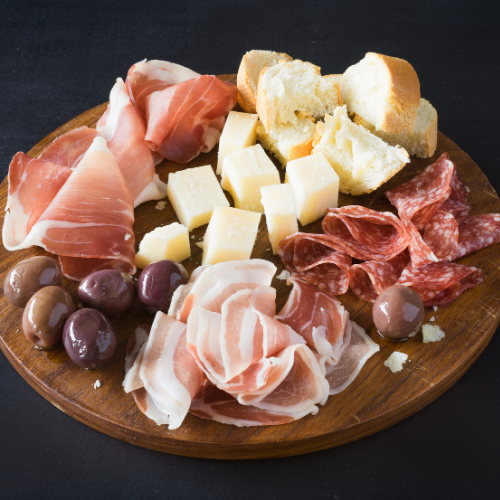 Taglieri con salumi tipici a Trieste